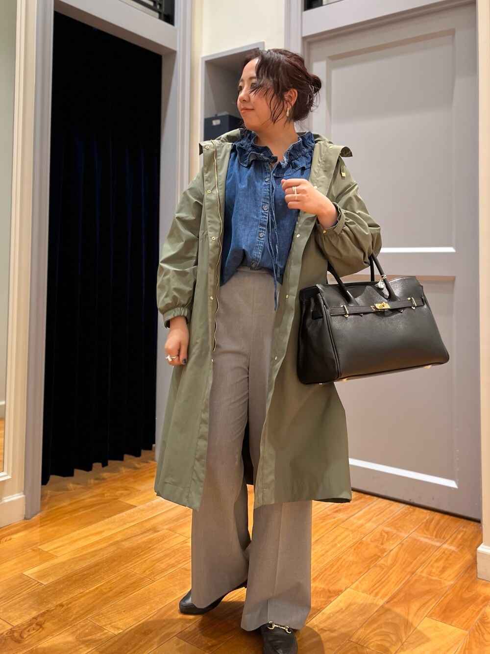 「春アウター、春コーデ、ローファー、デニム、ワイドパンツ、パンツコーデ、大人カジュアル、オトナカジュアル、オトナ女子、大人コーデ、カジュアルコーデ、デニムブラウス、フリルブラウス」｜「Rie Millerのフリルギャザーデニムブラウス（シャツ/ブラウス、ブルー系）」を使った、yamaiさん（レディース・163cm）の春コーディネートの1枚目の写真