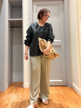 「サテンパンツ」｜「アイテム（ゴールド系）」を使った、yamaiさん（レディース・163cm）の春コーディネート
