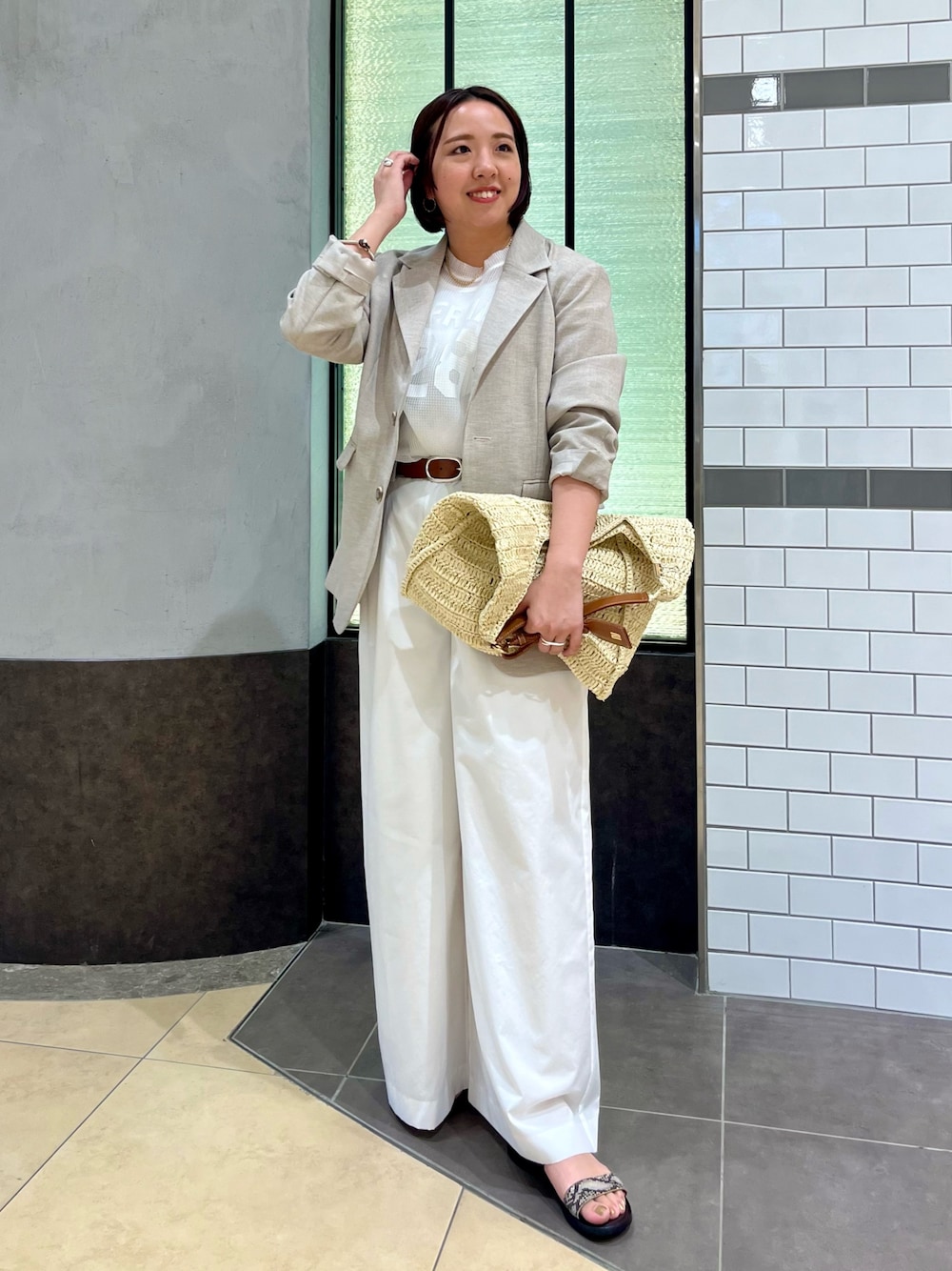 「休日スタイル、お出かけコーデ、シアートップス、大人カジュアル、フレアパンツ、カジュアルスタイル、Tシャツコーデ、キレイめコーデ、ロゴT、プリントT、ジャケット、ワントーンコーデ、ホワイトコーデ、メッシュ、ブラウン」｜「NOLLEY’Sのペーパークロシェバッグ（ショルダーバッグ、ベージュ系）」を使った、yamaiさん（レディース・163cm）の春コーディネートの1枚目の写真