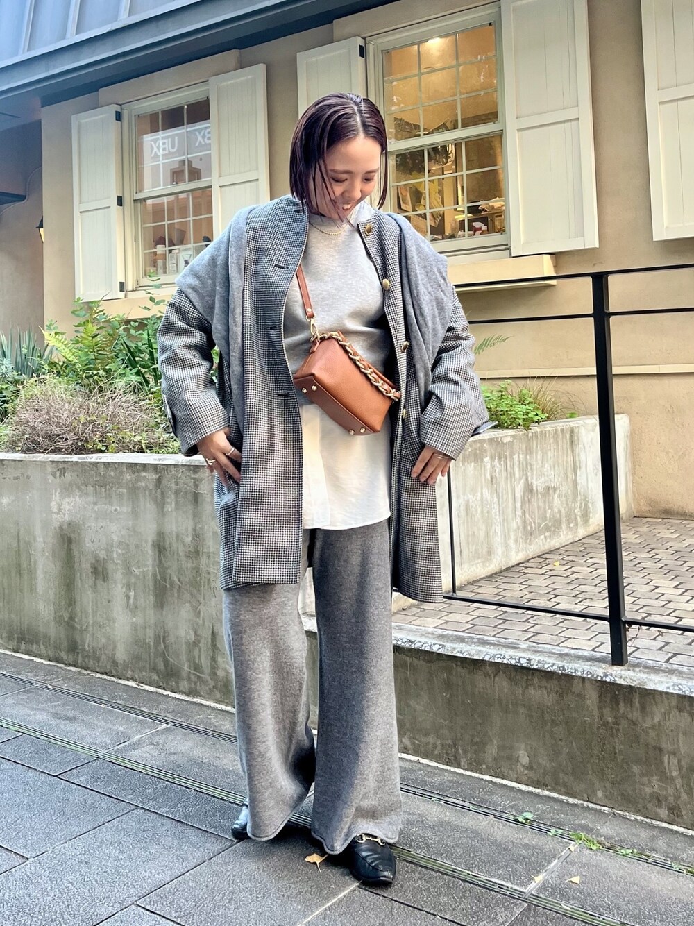 「休日スタイル、ローファー、ニット、スウェット、ブラウン、ショルダーバッグ、オトナカジュアル、秋冬、パンツコーデ、グレー、ニットコーデ、カシミヤ、ロングコート、リラックススタイル」｜「NOLLEY’Sの【TRADITIONAL WEATHERWEAR】MALTON NO COLLAR（ノーカラーコート、ブラック系）」を使った、yamaiさん（レディース・163cm）の秋コーディネートの1枚目の写真