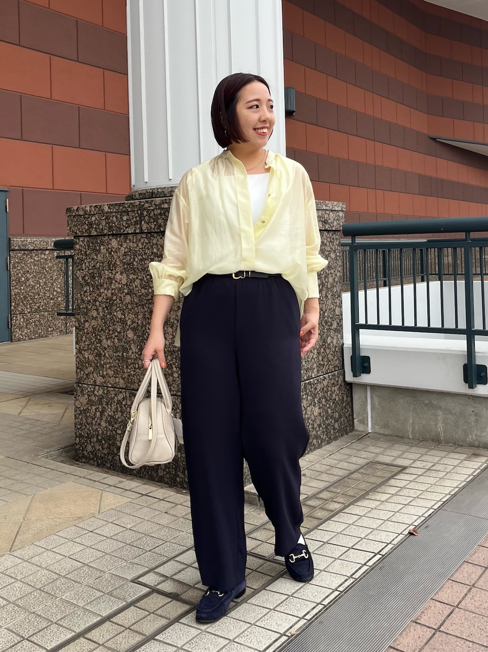 「おでかけコーデ、大人カジュアルコーデ、シンプルスタイル、今日のコーデ、レディースファッション、シャツコーデ、春、春色、シアートップス、ショルダーバッグ、大人カジュアル、ワイドパンツ、きれいめカジュアル、キレイめカジュアル」｜「NOLLEY’Sのバンドカラーシアーブラウス（シャツ/ブラウス、イエロー系）」を使った、yamaiさん（レディース・163cm）の春コーディネートの1枚目の写真