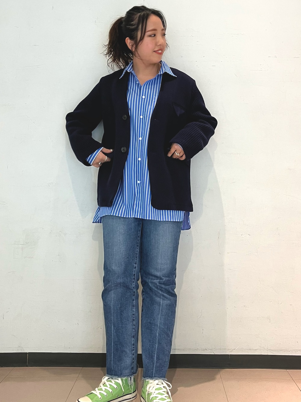 「大人カジュアル、春、スニーカー、春服、シャツスタイル、ブルーコーデ、ストライプシャツ、シャツ、デニム、ジャケット、ジャケットスタイル、コンバース、カラー×コーデ、骨格ストレート、着痩せコーデ」｜「NOLLEY’Sの【RED CARD/レッドカード】Marmalade Midrise（デニムパンツ、ブルー系）」を使った、yamaiさん（レディース・163cm）の冬コーディネートの1枚目の写真