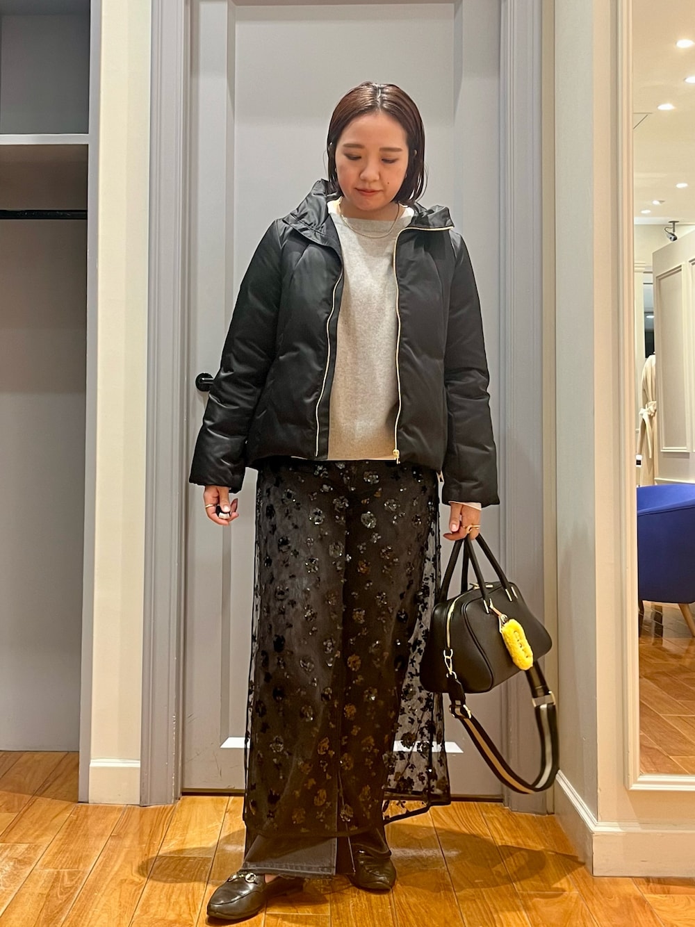 「冬アウター、ショルダーバッグ、お出かけコーデ、ニット、休日スタイル、オトナカジュアル、大人女子、グレーコーデ、レイヤードスタイル、ダウンジャケット、ボストンバッグ、ローファー、デニム」｜「NOLLEY’Sのロイヤルゴールドダウン（ダウンジャケット/コート、ブラック系）」を使った、yamaiさん（レディース・163cm）の秋コーディネートの1枚目の写真