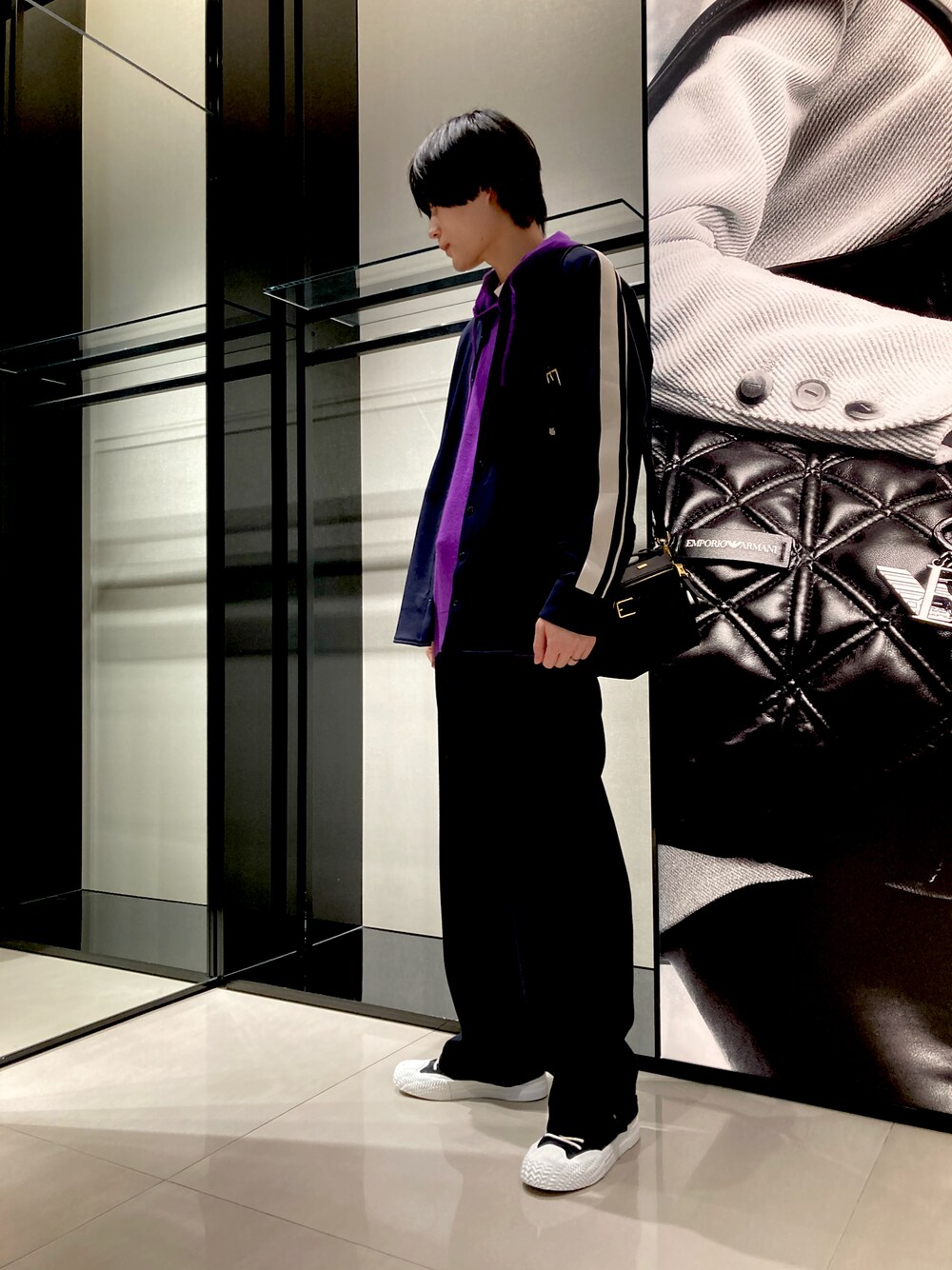 ブルー系のスウェット、パープル系のニット/セーター、ブルー系のスラックスを着用したメンズの秋コーディネートの1枚目の写真