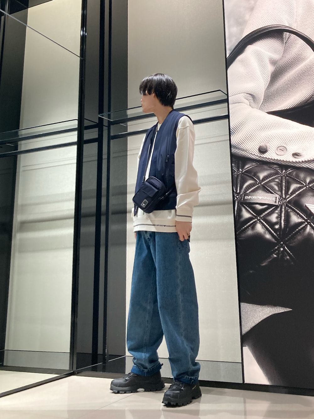 「EMPORIO ARMANI、エンポリオアルマーニ、アルマーニ、トレーナー、スウェット、ベスト、デニム、大人カジュアル、秋、カジュアルコーデ、ワイドデニム、秋服コーデ」｜「EMPORIO ARMANIの【エンポリオ アルマーニ】トラベルエッセンシャル ボディウォーマー テクニカルファブリック製 パディング（ダウンベスト、ブルー系）」を使った、OKABEさん（メンズ・190cm）の秋コーディネートの1枚目の写真