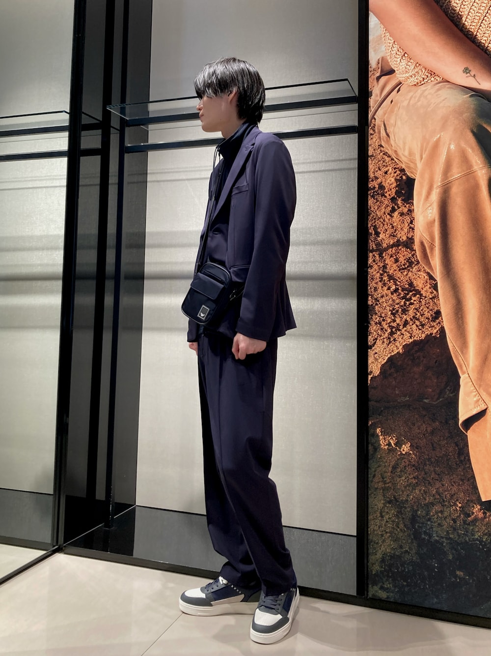 「エンポリオアルマーニ、EMPORIO ARMANI、アルマーニ、春のNewスタイル、カジュアル、メンズコーデ、大人カジュアル、キレイめ、シンプル、セットアップ、ビジネスカジュアル、スニーカー、ショルダーバッグ、休日スタイル、トラックジャケット」｜「EMPORIO ARMANIの【エンポリオ アルマーニ】トラベルエッセンシャル ジャケット ビスコース混紡ジャージー（テーラードジャケット、ブルー系）」を使った、OKABEさん（メンズ・190cm）の春コーディネートの1枚目の写真