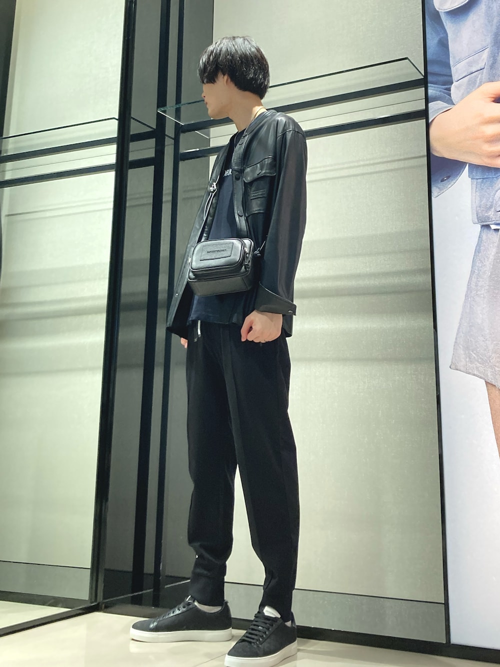 ブラック系のTシャツ/カットソー、ブラック系のライダースジャケット、ブラック系のスウェットパンツを着用したメンズの夏コーディネートの1枚目の写真