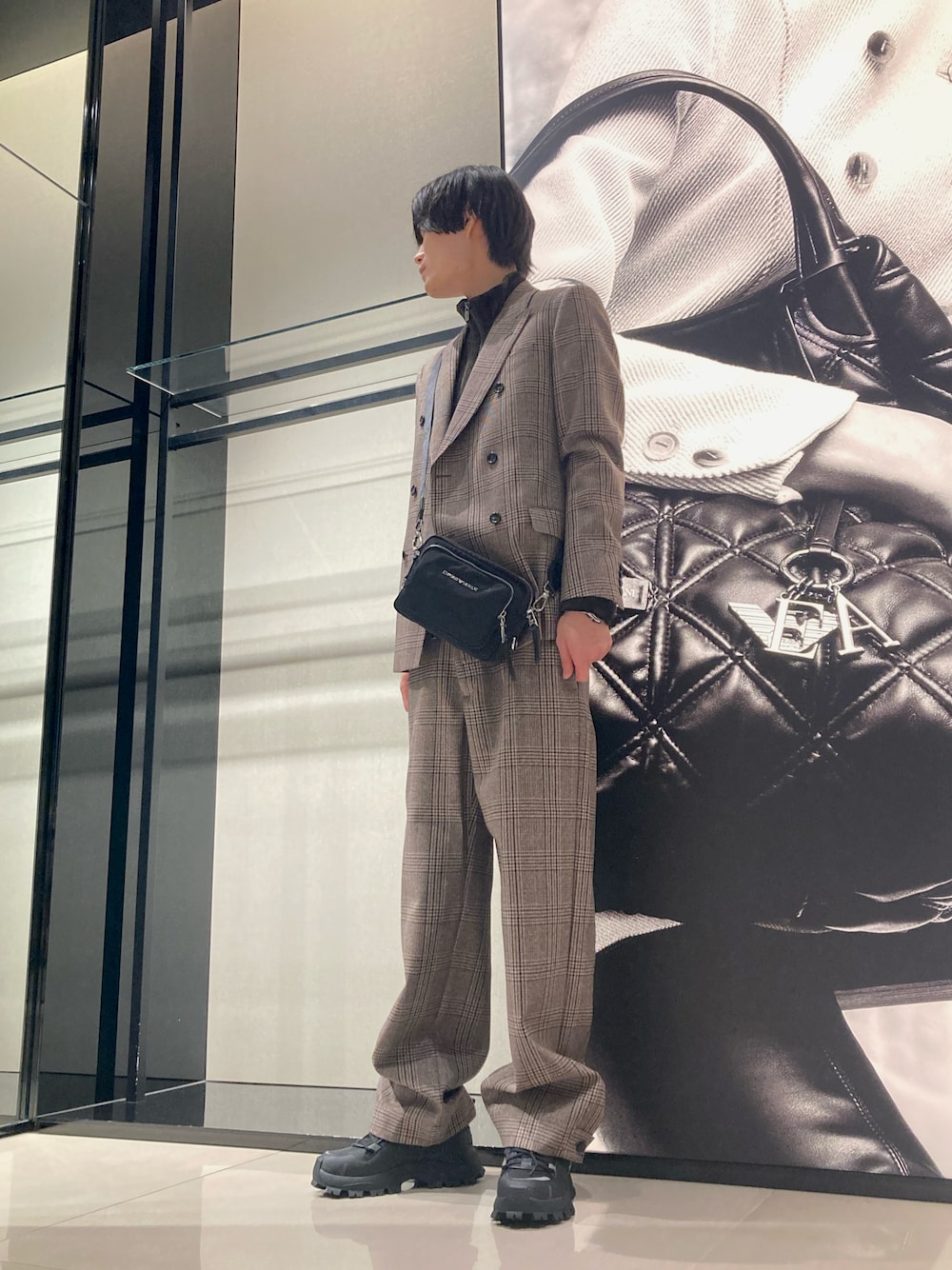 「エンポリオアルマーニ、EMPORIO ARMANI、秋コーデ、シンプルコーデ、大人カジュアル、きれいめカジュアル、休日スタイル、スーツスタイル、セットアップ、チエック、ジャケット、テーラードジャケット」｜「EMPORIO ARMANIのアイテム（スーツジャケット、ベージュ系）」を使った、OKABEさん（メンズ・190cm）の秋コーディネートの1枚目の写真