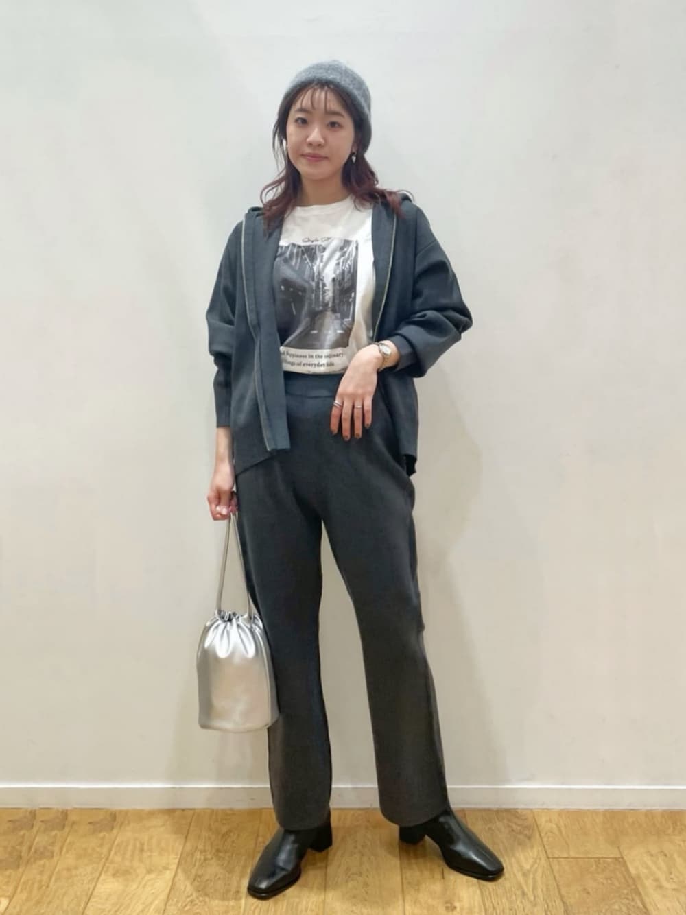 「ベーシック/トラッド、ストリート、トレンド、リラックス、フェミニン、ニット、フーディー、セットアップ、ニットキャップ、ブーツ、ショートブーツ、骨格ウェーブ、冬服、冬コーデ、green label relaxing」｜「green label relaxingのW/AC パフニット フーディー -ウォッシャブル-（パーカー、グレー系）」を使った、asunaさん（レディース・162cm）の冬コーディネートの1枚目の写真