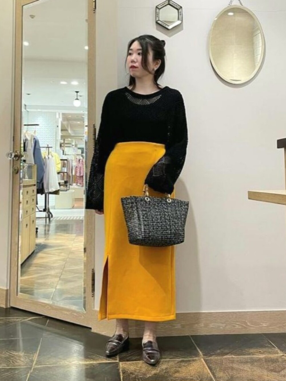 「ローファー、休日スタイル、お出かけコーデ、デートコーデ、透かし編みニット、春ニット、ニット、ダンボールニット、スカート、ロングスカート、ナロースカート、ブロンズ、ブラック、オレンジ、カラーコーデ」｜「un dix corsのメッシュニット（ニット/セーター、ブラック系）」を使った、saki7211さん（レディース・157cm）の春コーディネートの1枚目の写真