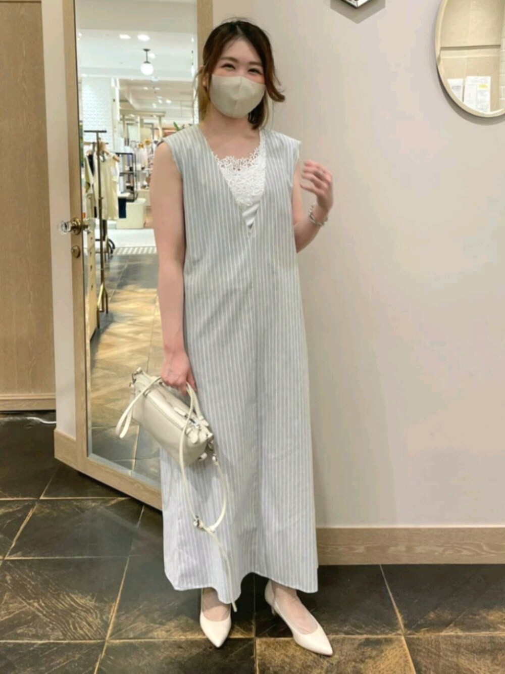 「淡色コーデ、ハンドバッグ、休日スタイル、大人カジュアル、ワンピース、オトナ女子、ジャンパースカート、Vネック、グレー、ストライプ、オトナカジュアル」｜「un dix corsの2WAYレースタンクトップ（タンクトップ、ホワイト系）」を使った、saki7211さん（レディース・157cm）の春コーディネートの1枚目の写真