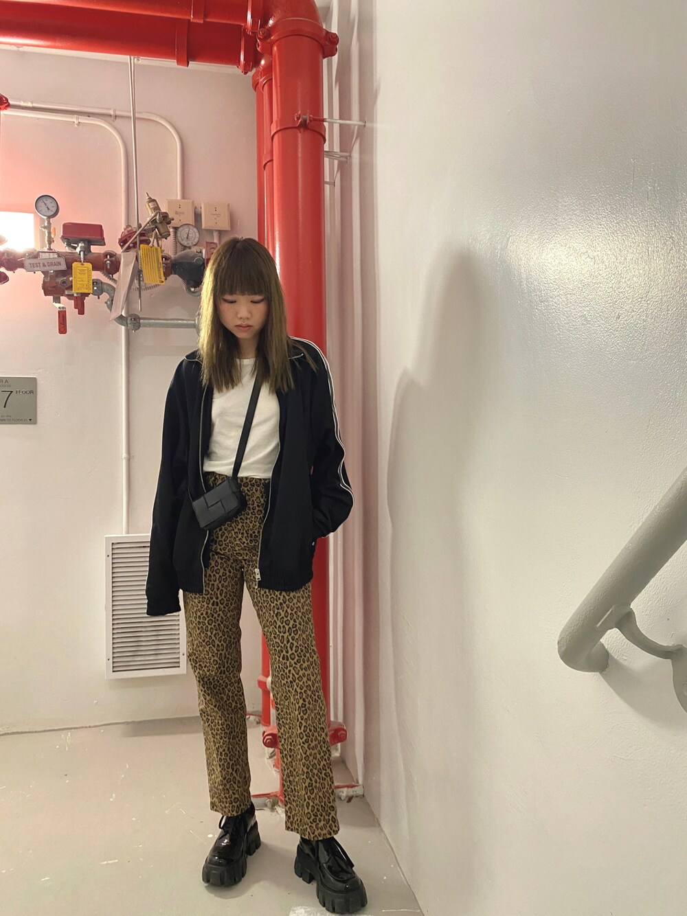 「ALLSAINTS、leopard、r13、PRADA、BOTTEGA VENETA、冬コーデ、大人コーデ、今日のコーデ」｜「PRADAのPrada Chunky Patent Lace-Up Shoes（その他シューズ、ブラック系）」を使った、rosiesnさん（レディース・170cm）の冬コーディネートの1枚目の写真