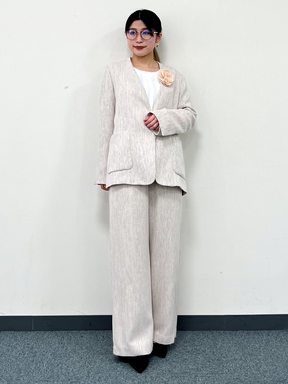 ホワイト系のシャツ/ブラウス、ベージュ系のノーカラージャケット、ベージュ系のその他パンツを着用したレディースの冬コーディネートの1枚目の写真