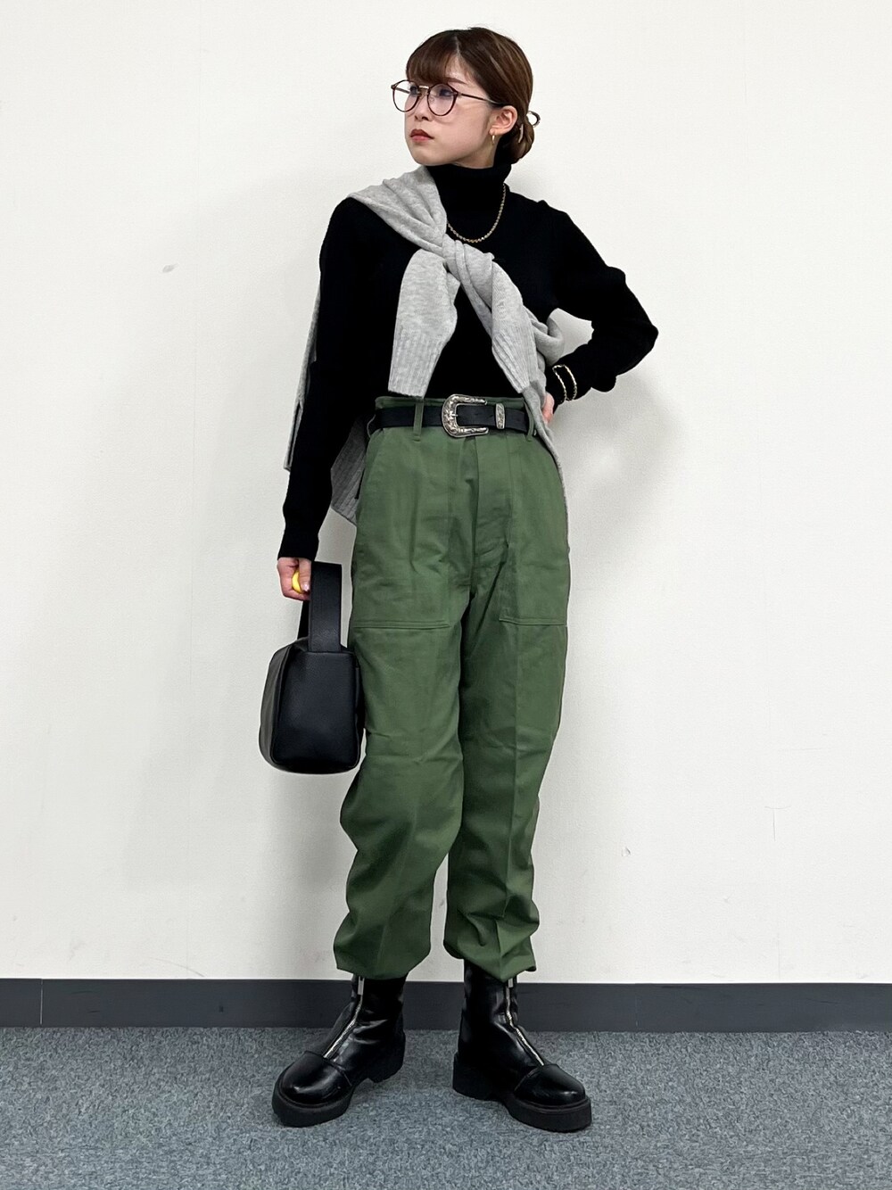 ブラック系のニット/セーター、グレー系のニット/セーター、グリーン系のその他パンツを着用したレディースの冬コーディネートの1枚目の写真