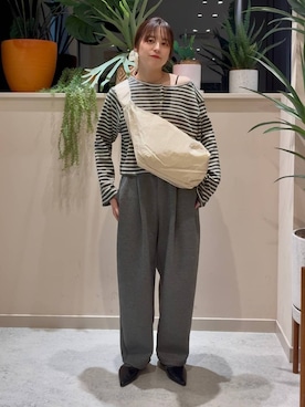 「LOWRYS FARM（ローリーズファーム）のカットイージーコクーンパンツ　292362（スウェットパンツ、グレー系）」を使った、ゆーみさん（レディース・156cm）の春コーディネート