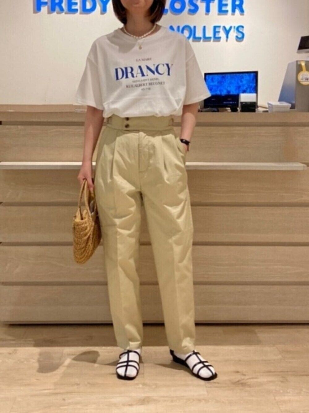 ブルー系のTシャツ/カットソー、ベージュ系のその他パンツ、ベージュ系のトートバッグを着用したレディースの春コーディネートの1枚目の写真