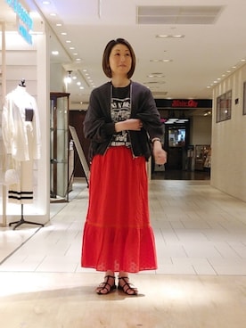 サンダルを使った「赤スカート」の人気ファッション