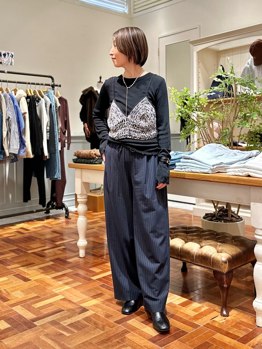 ブラック系のニット/セーター、ブラック系のTシャツ/カットソー、ブルー系のその他パンツを着用したレディースの秋コーディネートの1枚目の写真