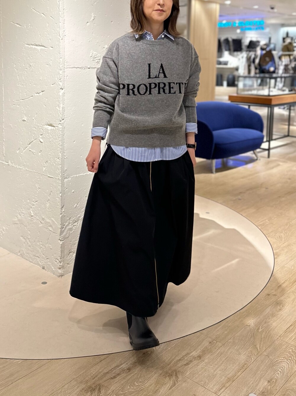「ニット、ロゴニット、カーディガン、キッズコーデ、ストライプシャツ、ロングスカート、リバーシブルスカート、スカート、スカートスタイル、スカート×ブーツ、ショートブーツ、ニットコーデ、大人カジュアル、スカートコーデ、休日コーデ」｜「NOLLEY’Sの＜飯豊まりえさん着用＞ウォッシャブルリバーシブルタフタスカート（スカート、ブルー系）」を使った、Yamazakiさん（レディース・157cm）の秋コーディネートの1枚目の写真