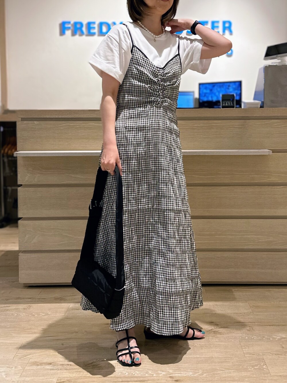 「ワンピース、キャミワンピ、チェック、夏ファッション、夏コーデ、みんなの白Tフェス、シンプル、休日コーデ、Tシャツ、カジュアル、カジュアルガーリー、キルティングバッグ、ショルダーバッグ、モノトーン、モノトーンコーデ」｜「fredy emueのシルケット袖ロールTシャツ（Tシャツ/カットソー、ホワイト系）」を使った、Yamazakiさん（レディース・157cm）の夏コーディネートの1枚目の写真