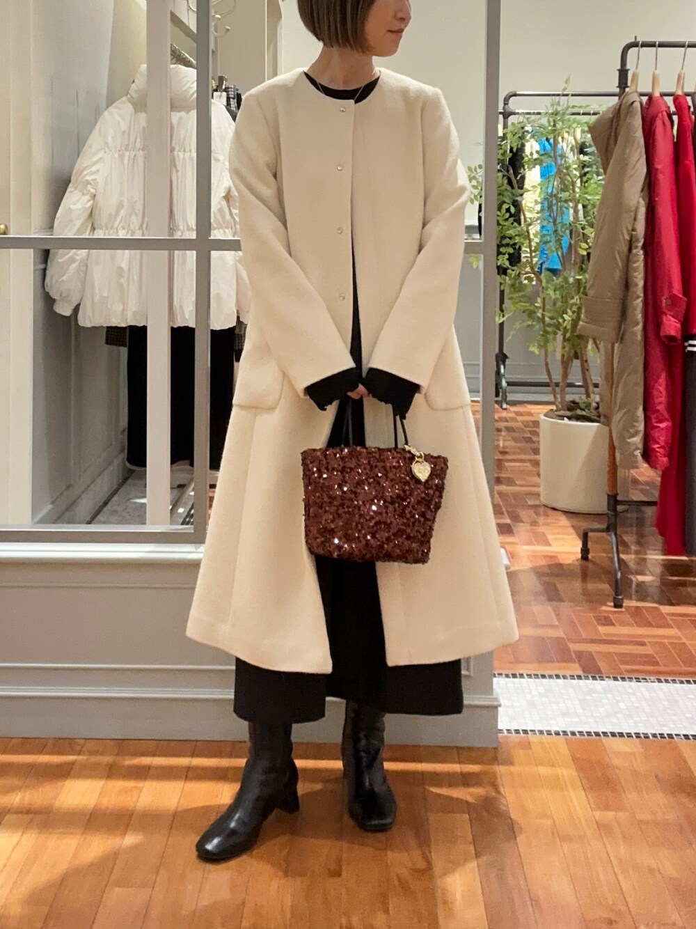 「クリスマスに着たい服、モノトーン、ブーツ、冬コーデ、ロングコート、おでかけコーデ、コート、ノーカラーコート、ワンピース、スパンコール、きれいめ、ノーリーズ」｜「NOLLEY’SのMY STANDARDウォッシャブルリブクルーネックプルオーバーカットソー（Tシャツ/カットソー、ブラック系）」を使った、Yamazakiさん（レディース・157cm）の冬コーディネートの1枚目の写真
