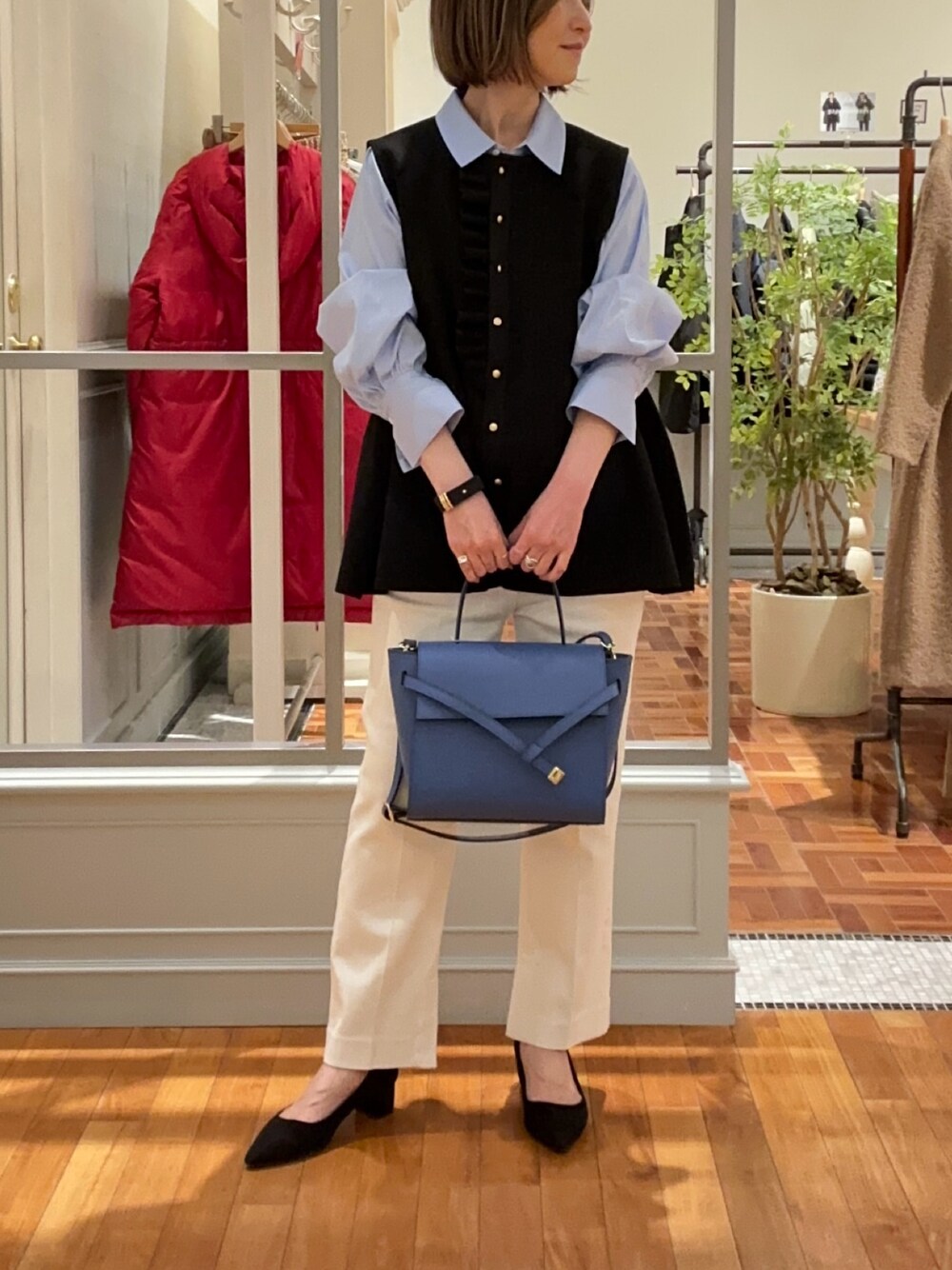「オトナカワイイ、大人ファッション、ニット、春カラー、大人コーデ、大人可愛い、デニムパンツ、ジレ、ベスト、ベスト×シャツ、ブルーシャツ、オフィスカジュアル、ホワイトパンツ、ホワイトデニム、ハンドバッグ」｜「NOLLEY’Sの《手洗い可能》《オールシーズン対応》フリル付きペプラムベスト（ベスト、ブラック系）」を使った、Yamazakiさん（レディース・157cm）の冬コーディネートの1枚目の写真