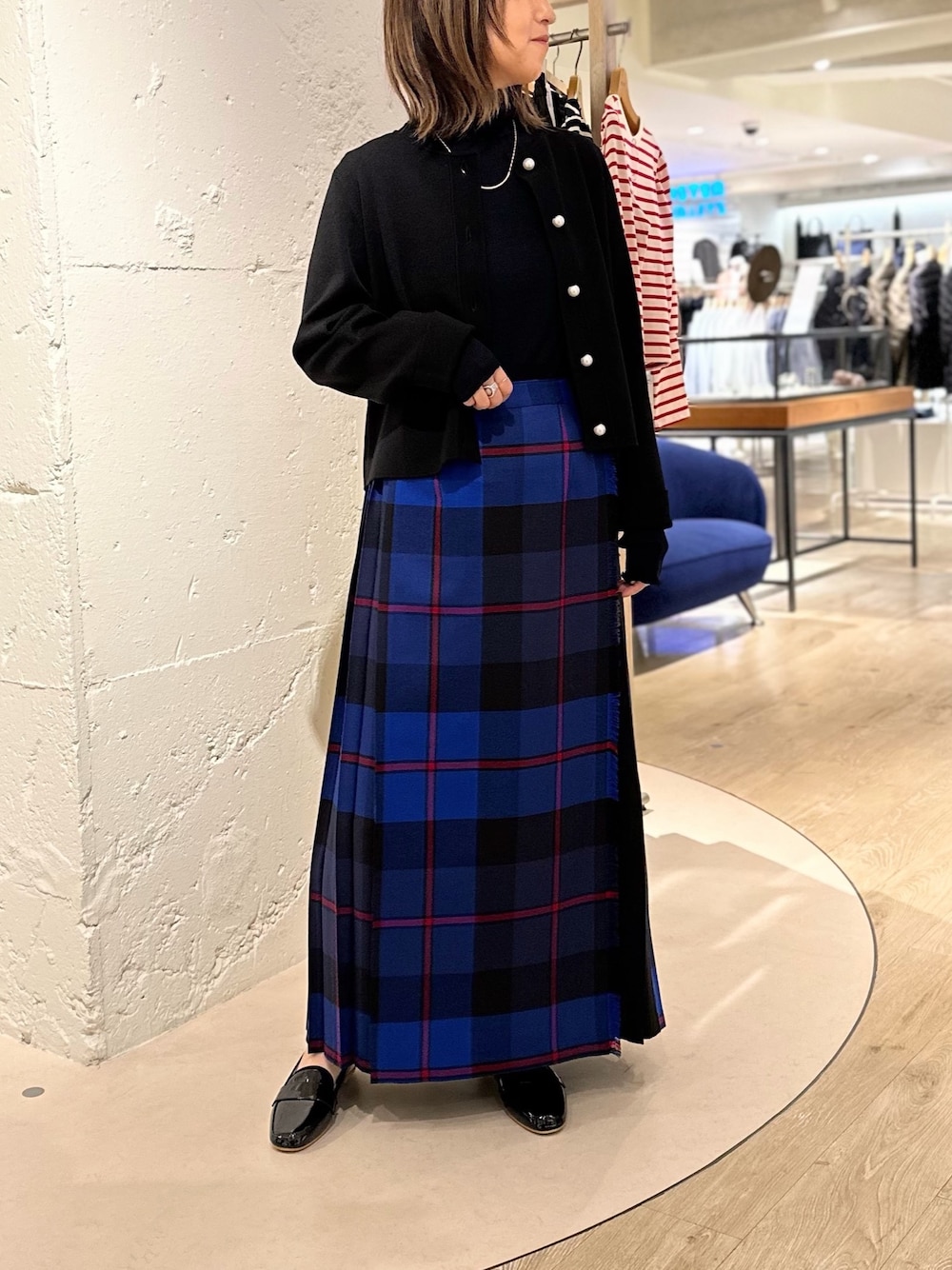 「秋服まるっと大公開、ロングスカート、チェックスカート、秋のコーデ、大人カジュアル、お出かけコーデ、秋コーデ、プリーツスカート、カーディガン、カーディガンコーデ、パールボタン、オニールオブダブリン、O’NEIL OF DUBLIN、ノーリーズ、ニット」｜「TEMPERATEの【TEMPERATE/ テンパレイト】 レインパテントローファー ポーチ付き（レインシューズ、ブラック系）」を使った、Yamazakiさん（レディース・157cm）の秋コーディネートの1枚目の写真