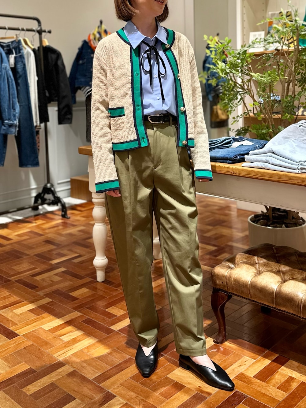 グリーン系のその他パンツ、ブルー系のシャツ/ブラウス、ホワイト系のカーディガン/ボレロを着用したレディースの秋コーディネートの1枚目の写真