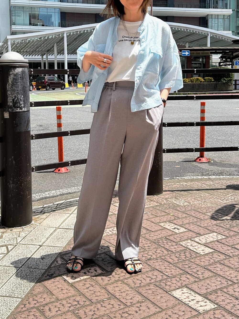 ブルー系のシャツ/ブラウス、ホワイト系のTシャツ/カットソー、グレー系のその他パンツを着用したレディースの夏コーディネートの1枚目の写真