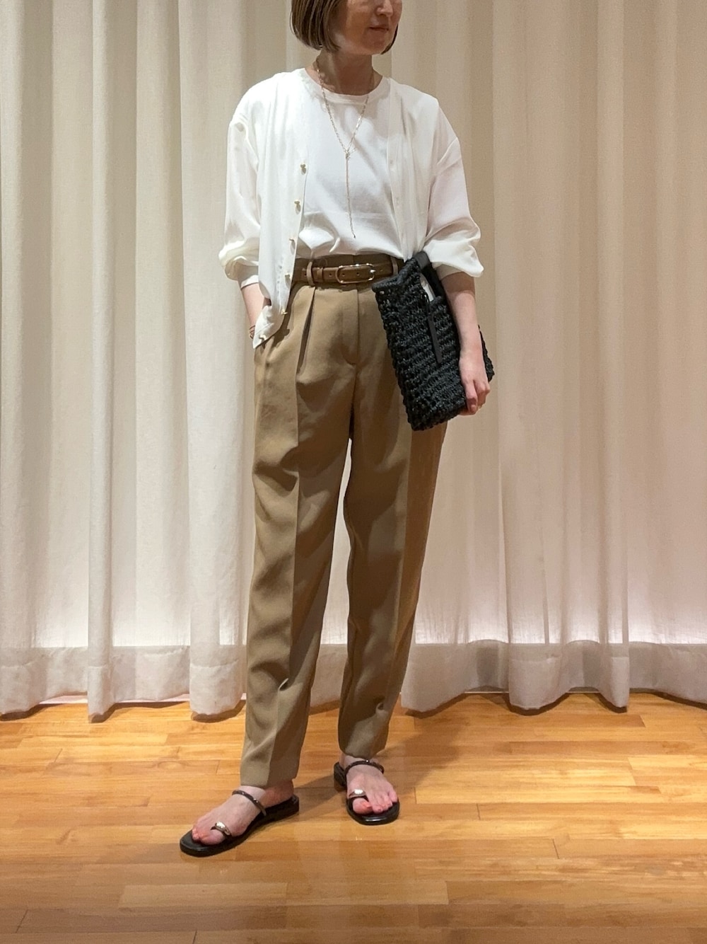 「サンダル、白Tシャツ、シアートップス、お出かけコーデ、淡色コーデ、きれいめカジュアル、オトナ女子、レディースファッション、パンツスタイル、カーディガン、オフィスカジュアル、かごバッグ、タックパンツ、オトナカジュアル」｜「NOLLEY’Sの高機能 LA＋スムースタックノースリーブカットソー（Tシャツ/カットソー、ホワイト系）」を使った、Yamazakiさん（骨格ナチュラル・レディース・157cm）の春コーディネートの1枚目の写真