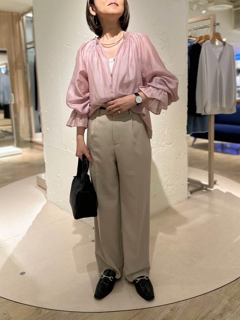 ピンク系のシャツ/ブラウス、ベージュ系のその他パンツ、ブラック系のショルダーバッグを着用したレディースの春コーディネートの1枚目の写真