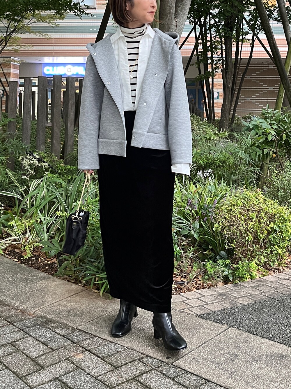 「秋っぽコーデ更新中、秋服、秋服コーデ、秋冬コーデ、シャツ、ボーダー、ベロアスカート、スカートスタイル、きれいめカジュアル、大人カジュアル、ブーツ、シャツスタイル、スウェット、お出かけコーデ、パーカー」｜「NOLLEY’Sのウォッシャブル エアボールフードブルゾン 24AW（ブルゾン、グレー系）」を使った、Yamazakiさん（レディース・157cm）の秋コーディネートの1枚目の写真