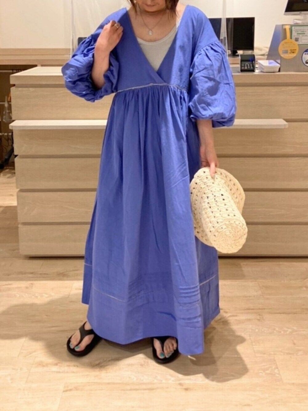 ブルー系のワンピース、シルバー系のタンクトップ、ブラック系のサンダルを着用したレディースの春コーディネートの1枚目の写真