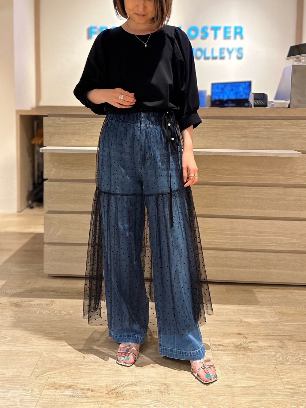 ブラック系のTシャツ/カットソー、ブラック系のスカート、ブルー系のデニムパンツを着用したレディースの夏コーディネートの1枚目の写真