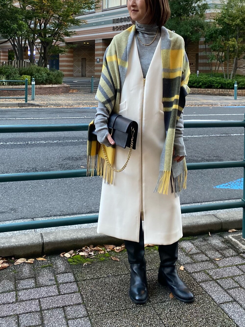「休日スタイル、ワンピース、タートルネック、秋服、秋冬コーデ、ストール、チェック、ロングブーツ、ワンピーススタイル、オトナカジュアル、大人カジュアル、オフィスカジュアル、ノーリーズ」｜「NOLLEY’Sの【grace grace/グラスグラス】ペスカフックロープチェーンネックレス（ネックレス、ゴールド系）」を使った、Yamazakiさん（レディース・157cm）の秋コーディネートの1枚目の写真