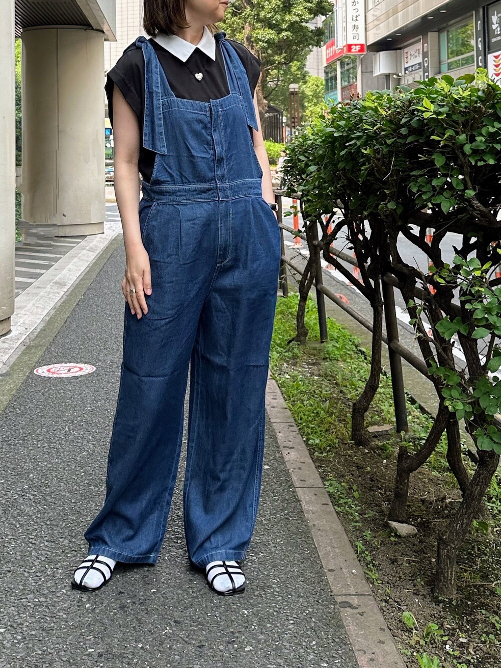 「夏コーデ、休日スタイル、デニム、シンプル、大人かわいい、サロペット、カジュアルコーデ、夏服コーデ、楽チンコーデ、デニムサロペット、襟付きトップス、サンダル、サンダルに靴下、FREDY&GLOSTER」｜「NOLLEY’Sの布帛衿プルオーバーカットソー（Tシャツ/カットソー、ブラック系）」を使った、Yamazakiさん（レディース・157cm）の夏コーディネートの1枚目の写真