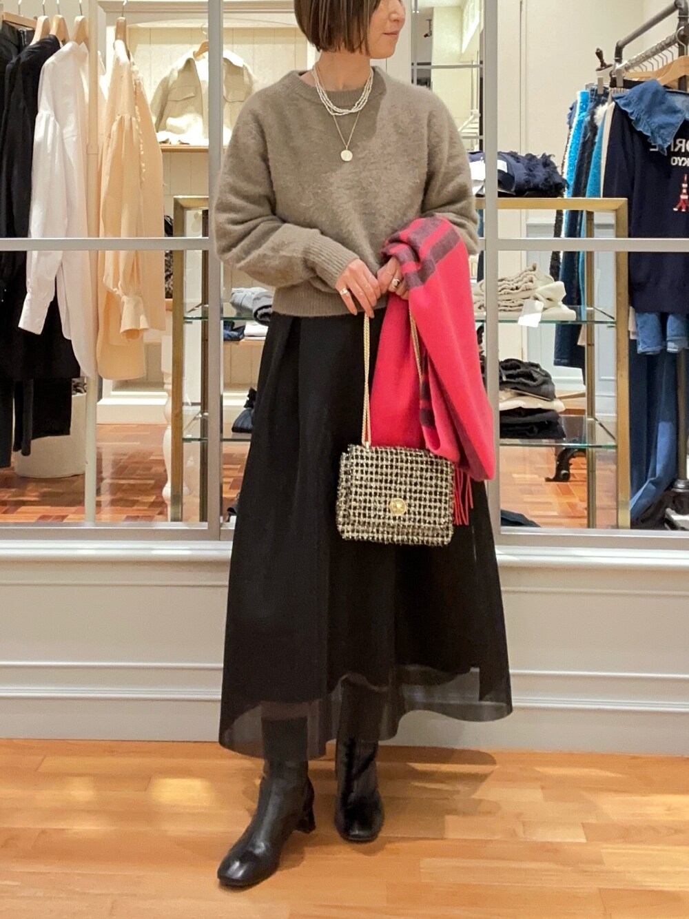 「ショルダーバッグ、冬コーデ、お出かけコーデ、ブーツ、ニット、クリスマスに着たい服、大人ガーリー、スカート、シアースカート、ブラウン、オトナカワイイ、キレイめ、秋冬コーデ、ふわふわニット、ノーリーズ」｜「NOLLEY’Sのウォッシャブルシアーダンボールタックスカート（スカート、ブラック系）」を使った、Yamazakiさん（レディース・157cm）の秋コーディネートの1枚目の写真
