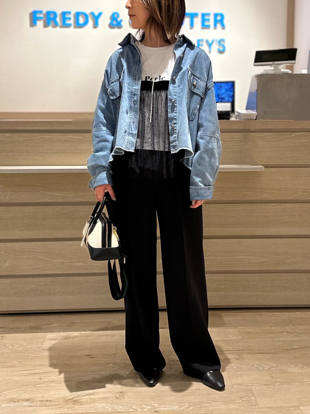 ホワイト系のTシャツ/カットソー、ブラック系のその他パンツ、ブラック系のショルダーバッグを着用したレディースの夏コーディネートの1枚目の写真