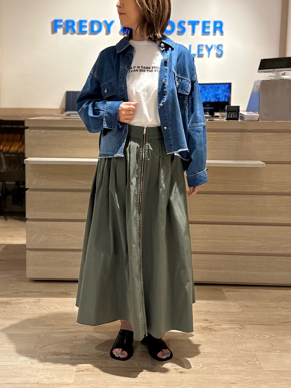 ホワイト系のTシャツ/カットソー、ブルー系のシャツ/ブラウス、ブラック系のサンダルを着用したレディースの夏コーディネートの1枚目の写真