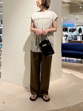 「ブラウンパンツ」｜「アイテム（サンダル）」を使った、Yamazakiさん（レディース・157cm）の夏コーディネート