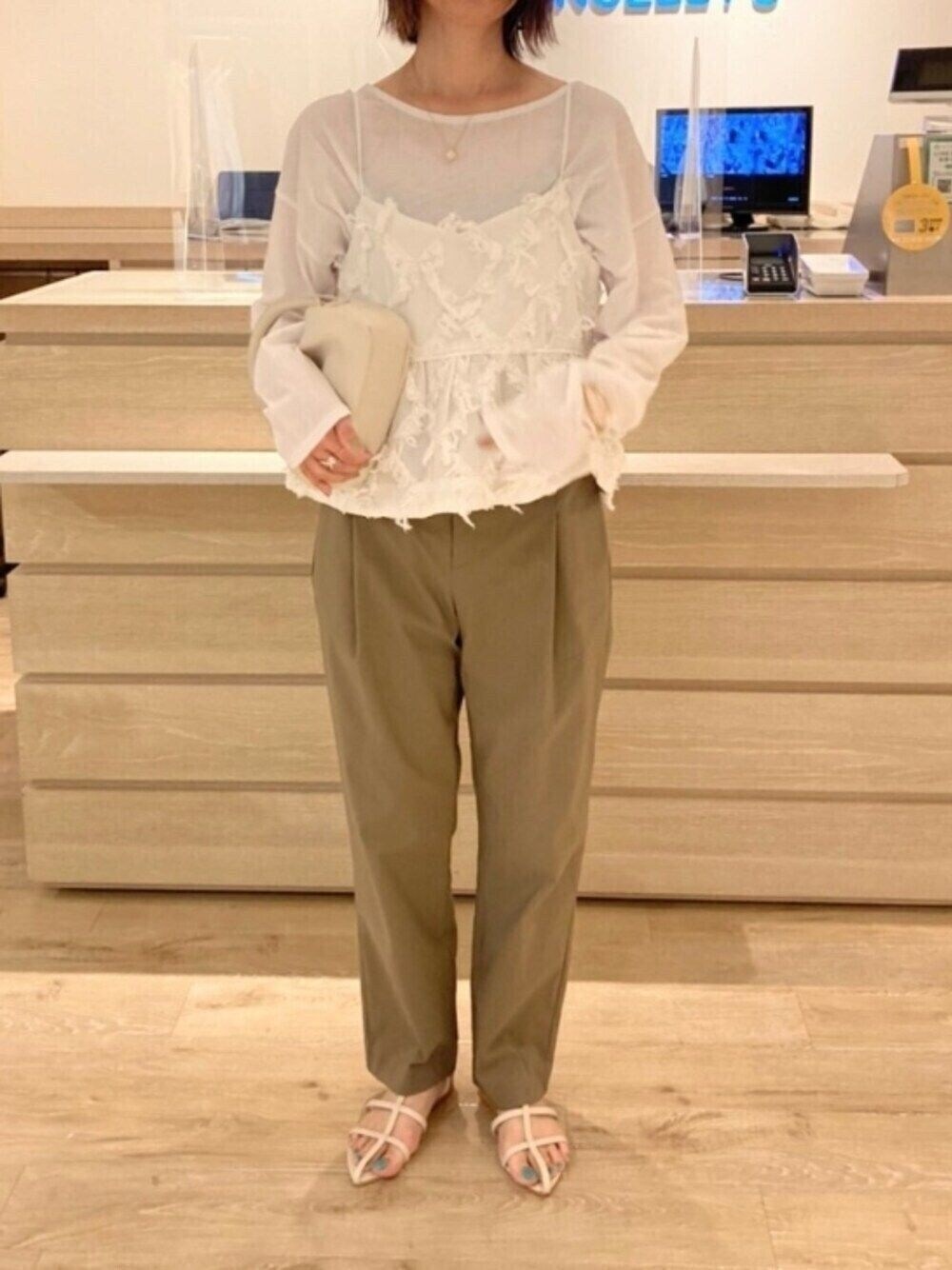 ホワイト系のTシャツ/カットソー、ホワイト系のシャツ/ブラウス、ホワイト系のトートバッグを着用したレディースの春コーディネートの1枚目の写真