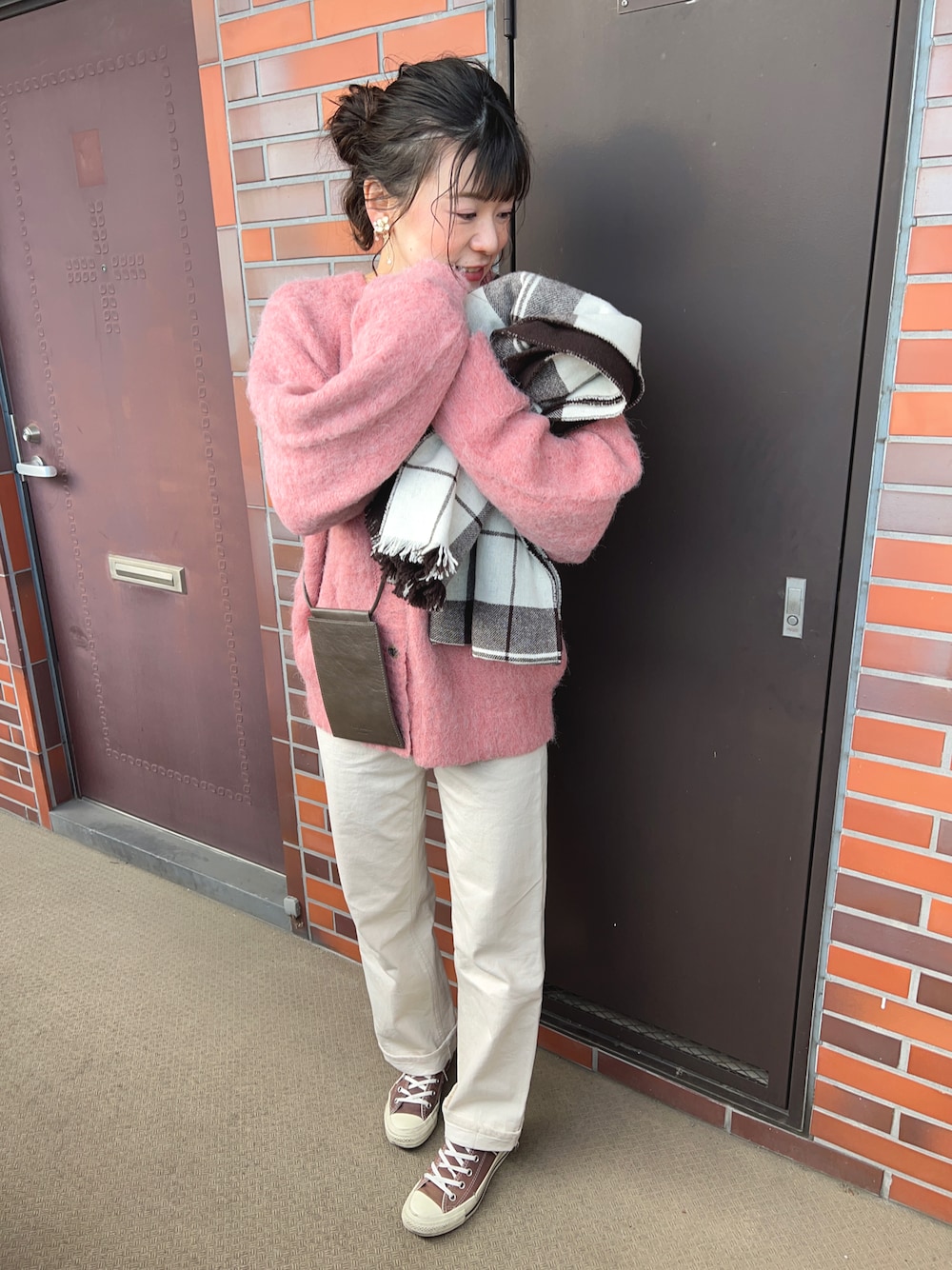 「ゆるふわ、リラックスコーデ」｜「YANUKのアイテム（デニムパンツ、ホワイト系）」を使った、chaozu/chami さん（レディース・160cm）の冬コーディネートの1枚目の写真