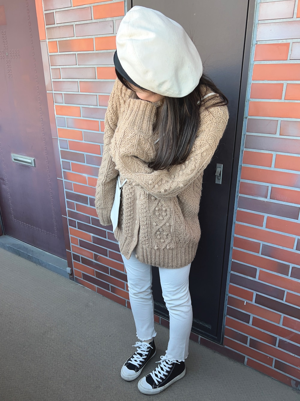 「レギンス、レギンスコーデ、レギパン、ゆるニット、ゆるコーデ」｜「雑貨屋さんのアイテム（ハンチング/ベレー帽、ホワイト系）」を使った、chaozu/chami さん（レディース・160cm）の春コーディネートの1枚目の写真