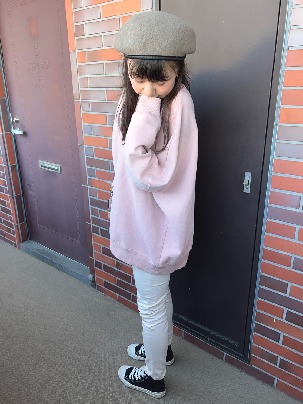 「ハイカットスニーカー、スキニーパンツ、ゆるスウェット、プチプチコーデ」｜「雑貨屋さんのアイテム（ハンチング/ベレー帽、ブラウン系）」を使った、chaozu/chami さん（レディース・160cm）の春コーディネートの1枚目の写真