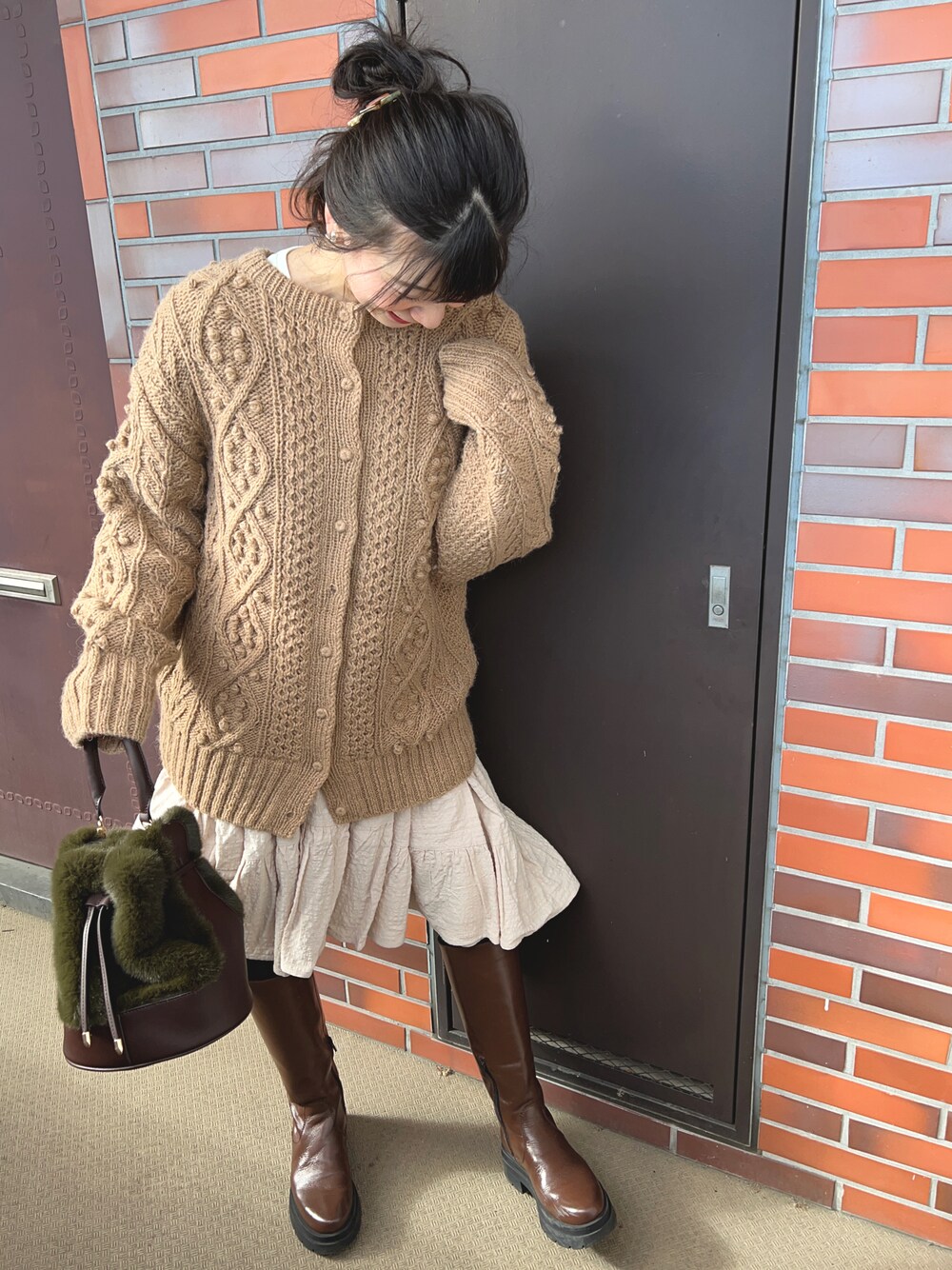 「リメイク、ブーツスタイル、ゆるコーデ」｜「HEMERIのアイテム（ニット/セーター、ブラウン系）」を使った、chaozu/chami さん（レディース・160cm）の冬コーディネートの1枚目の写真