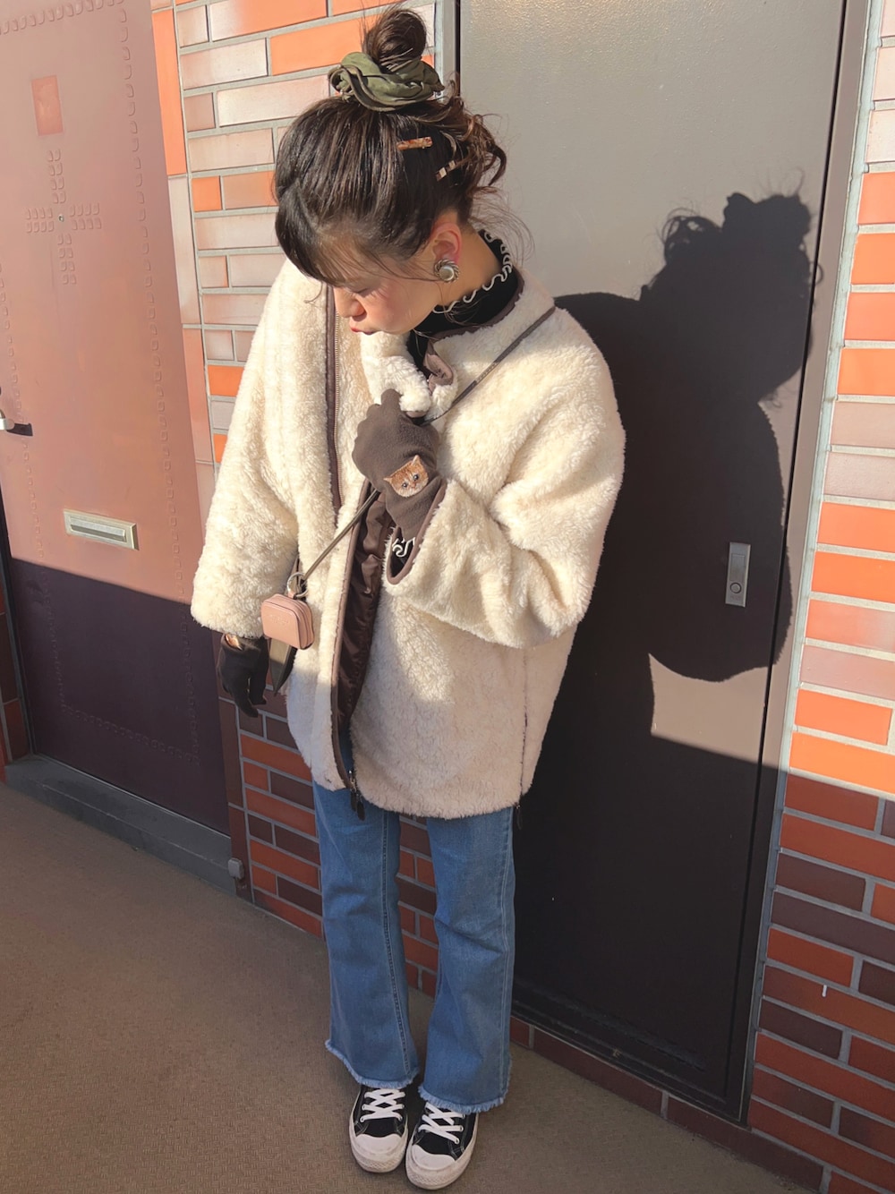 「ヘアアレンジ、ヘアアクセ、ポールアンドジョー、デニムパンツ」｜「earth music&ecologyのアイテム（デニムパンツ、ブルー系）」を使った、chaozu/chami さん（レディース・160cm）の冬コーディネートの1枚目の写真