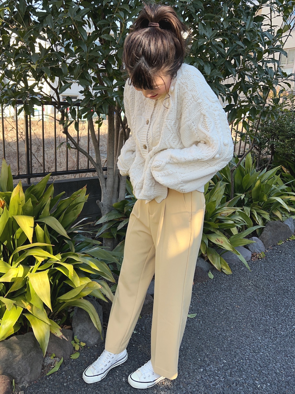 「イエローパンツ、黄色×白、黄色パンツ」｜「VISのアイテム（スラックス、イエロー系）」を使った、chaozu/chami さん（レディース・160cm）の冬コーディネートの1枚目の写真