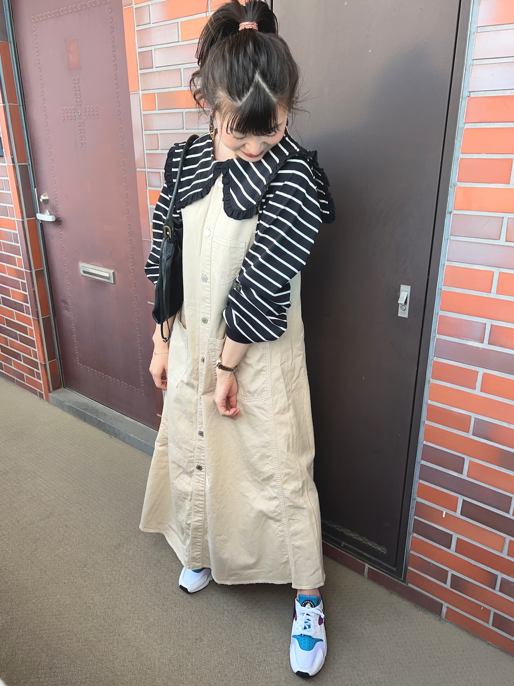 「ジャンパースカート、フリークスストア、NIKE、襟付きトップス」｜「LANVIN en Bleuのアイテム（ハンドバッグ、ブラック系）」を使った、chaozu/chami さん（レディース・160cm）の春コーディネートの1枚目の写真