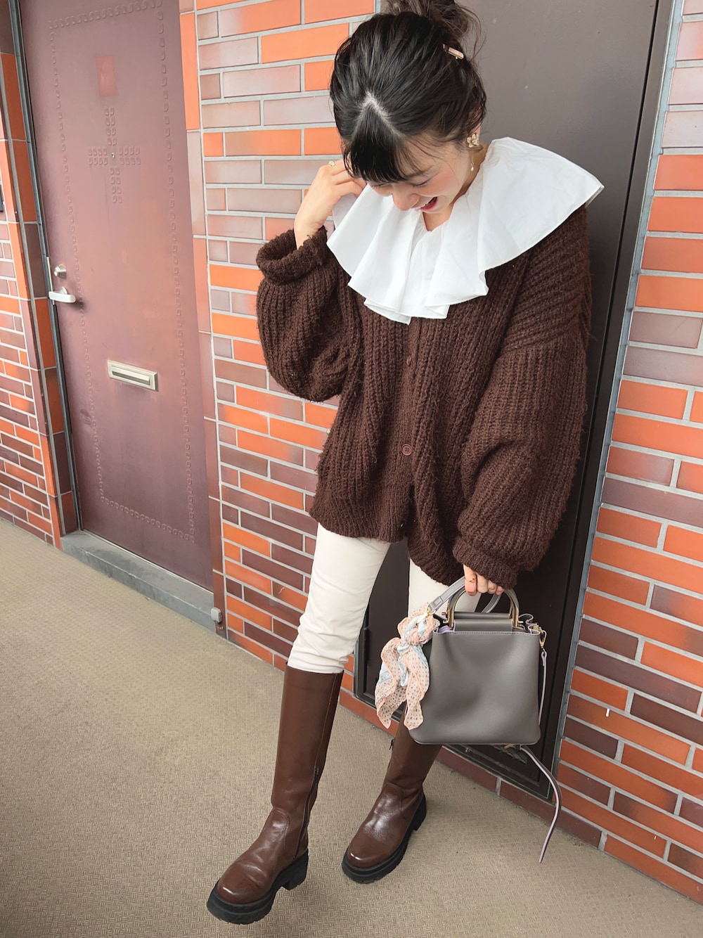 「ブーツイン、ブラウンコーデ、ホワイトデニム、ホワイトパンツ」｜「apres jourのアイテム（カーディガン/ボレロ、ブラウン系）」を使った、chaozu/chami さん（レディース・160cm）の冬コーディネートの1枚目の写真