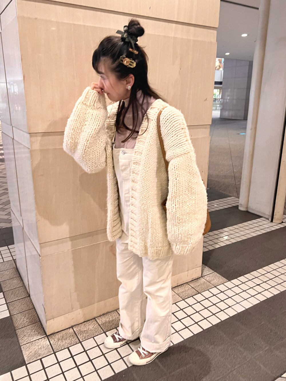 「SNIDELのアイテム（オールインワン・サロペット、ホワイト系）」を使った、chaozu/chami さん（レディース・160cm）の冬コーディネートの1枚目の写真